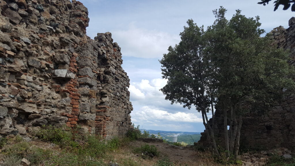 Il trekking facile al Masso delle Fanciulle e a San Michele alle