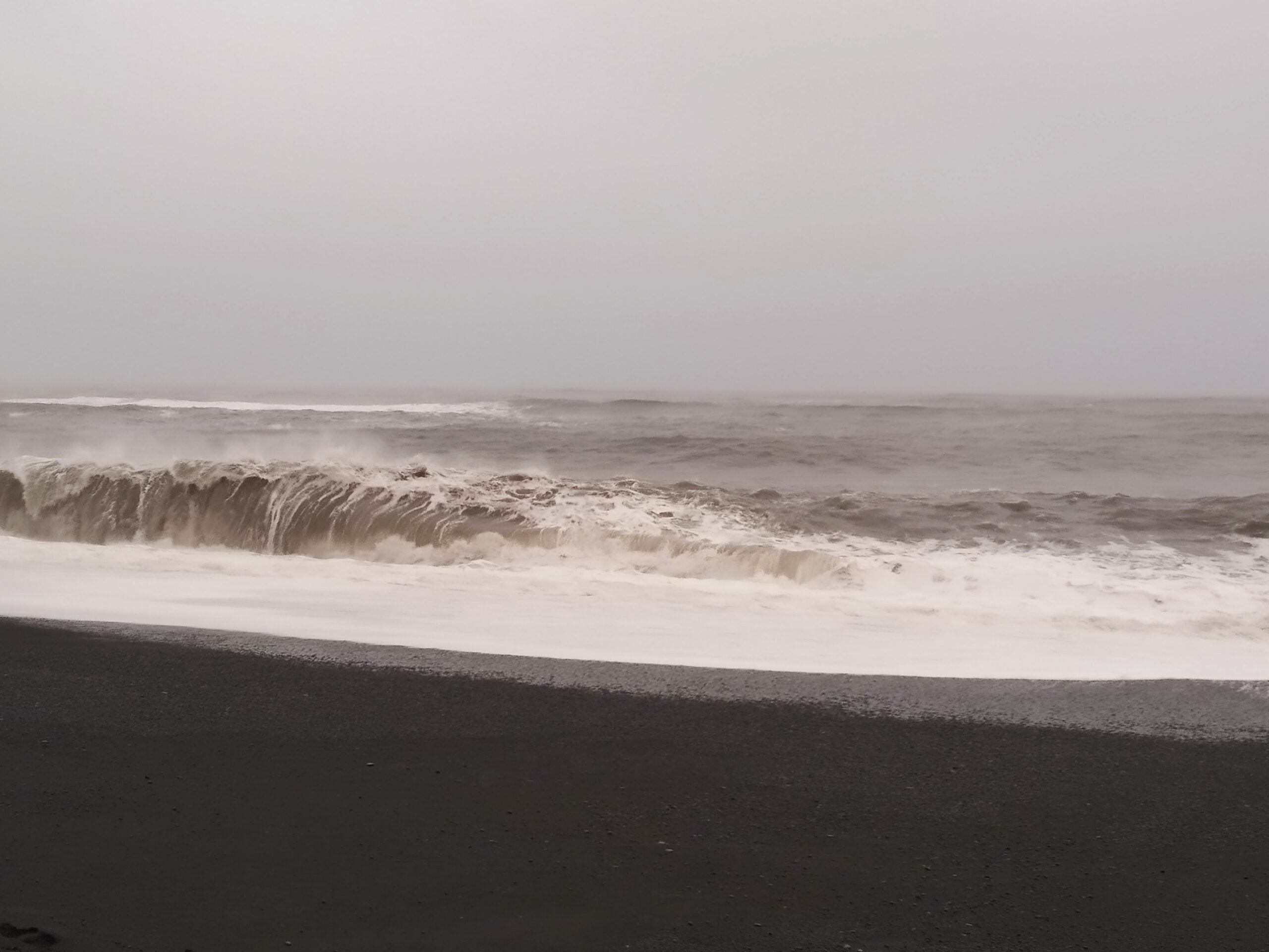 Reynisfjara, il fascino della spiaggia nera tra pericoli e leggende - I Was  Wandering